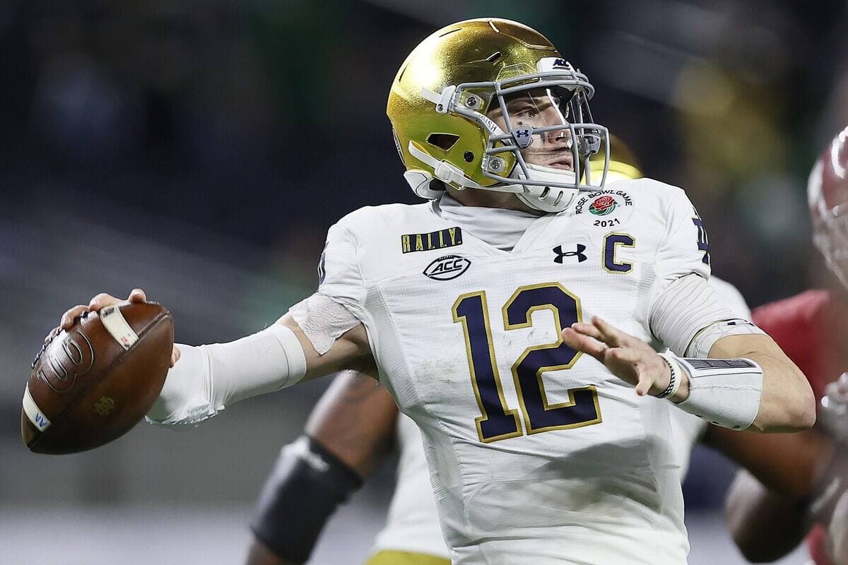 Ian Book alors qu'il portait les couleurs des Fighting Irish de l'Université Notre Dame.