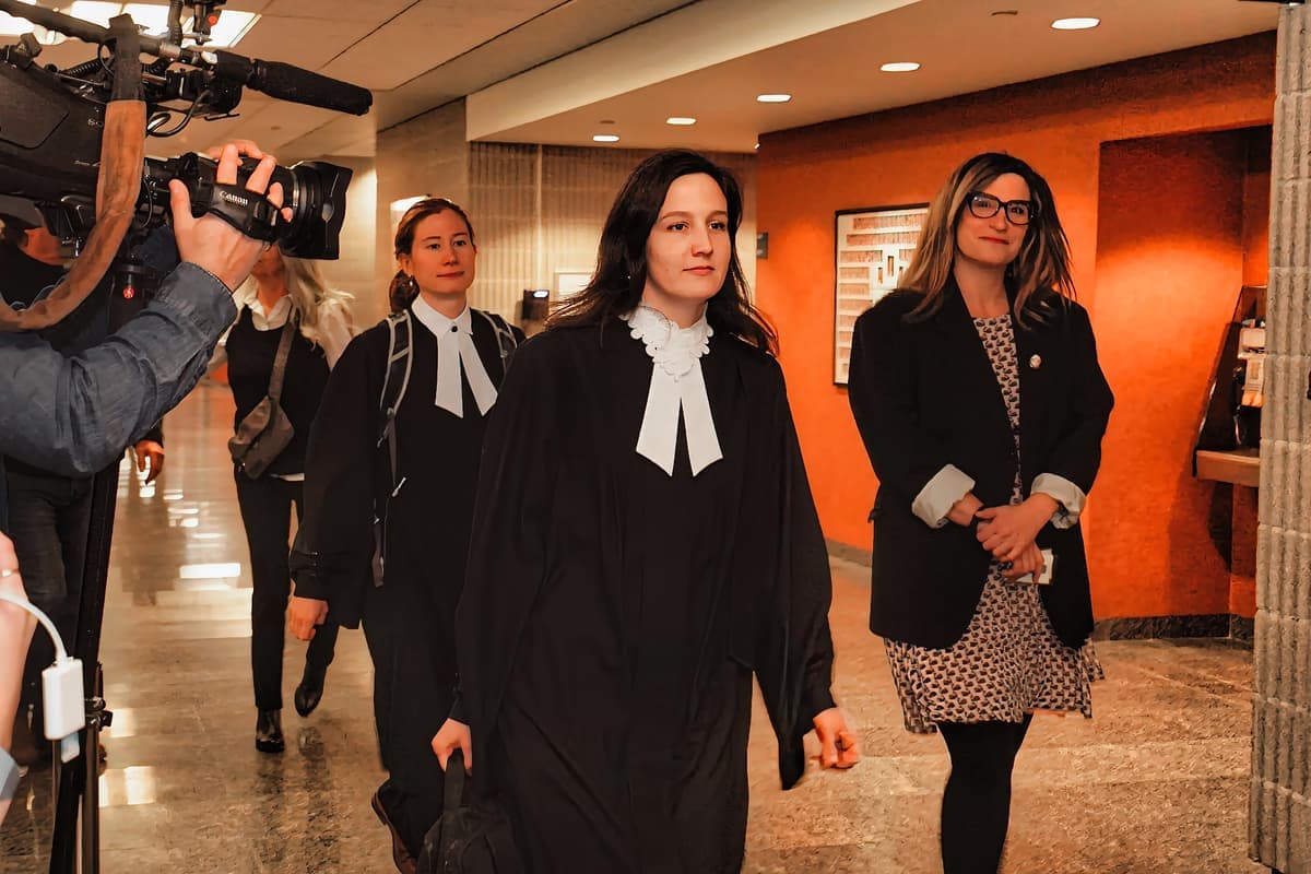 Salomé Corbo (à droite), accompagnée des avocates Anne-Julie Asselin et Jessica Lelièvre, mardi après-midi, au palais de justice de Montréal.