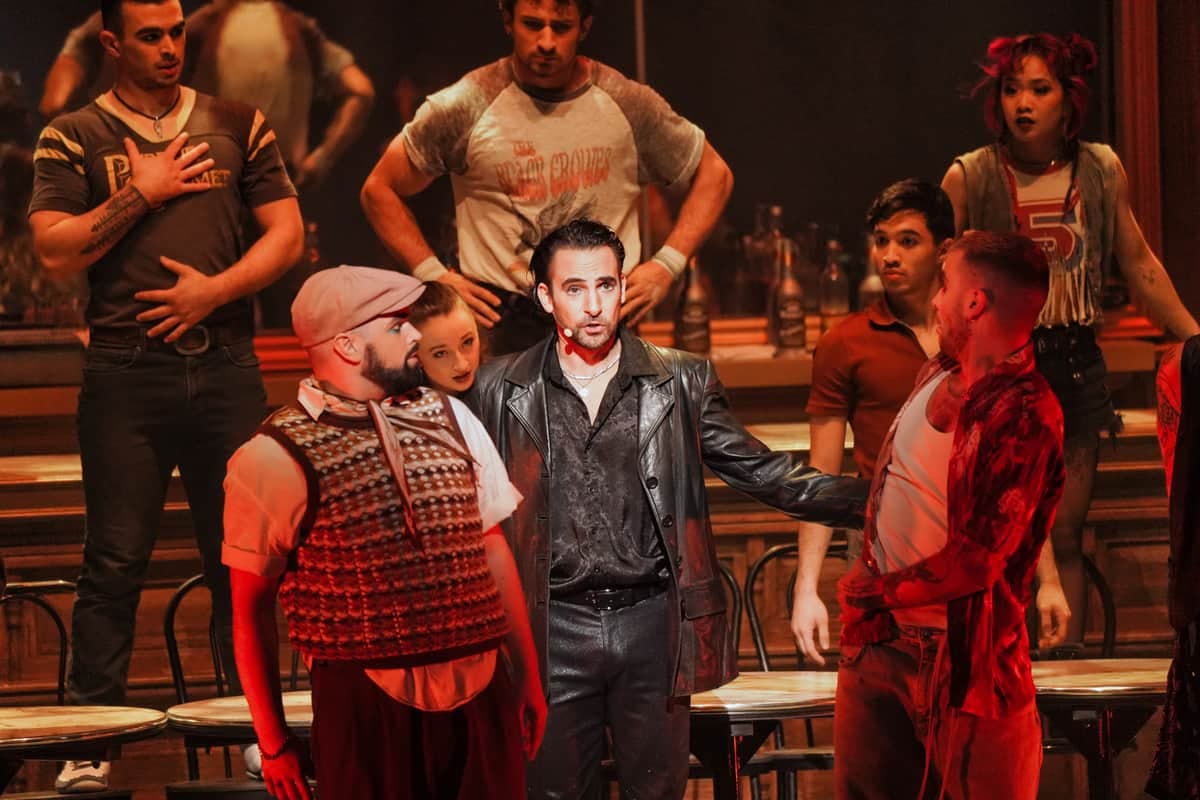 Le spectacle Pub Royal, sur l'univers des Cowboys Fringants, a été conçu par Les 7 Doigts.