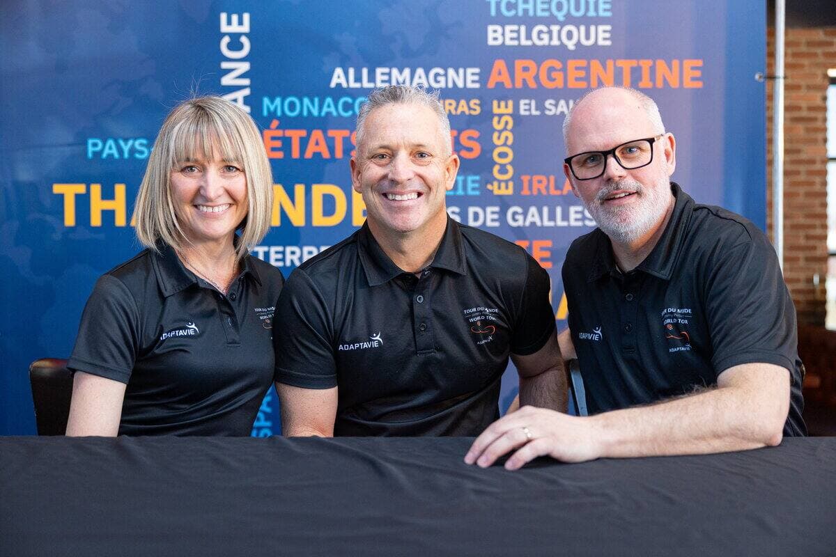 Flanqué de Manon Bélanger, sa conjointe et complice sur route qui l’accompagnera pour la durée de son tour du monde, ainsi que de Mario Légaré, directeur général d’Adaptavie, Jimmy Pelletier s’attaque à ce qu’il qualifie de plus gros défi de sa vie.