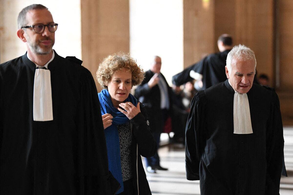 Corinne Adler, blessée dans l'attentat alors qu'elle était âgée de 13 ans, flanquée des avocats David Père, à gauche, et Antoine Casubolo Ferro.