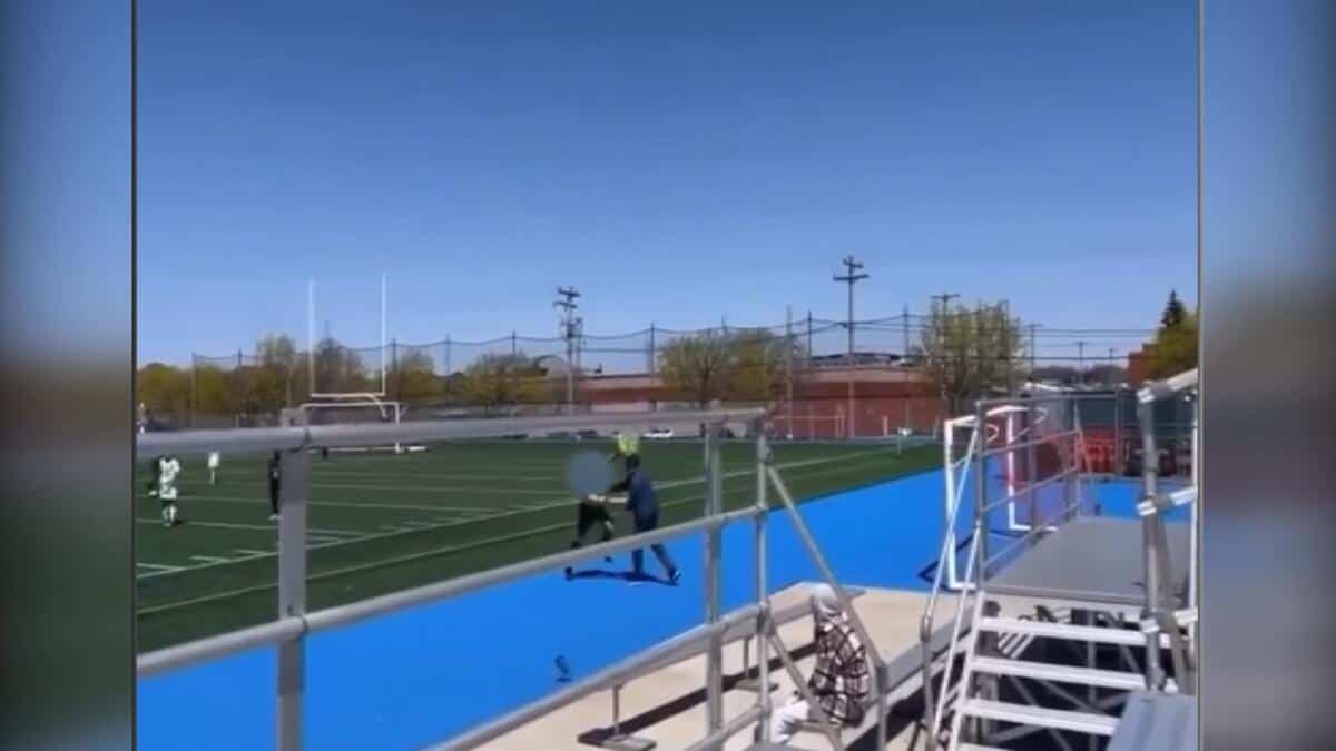 L’agresseur a commencé par crier après l’arbitre, pour finalement s’approcher et lui hurler au visage. L’officiel l’a ensuite repoussé avant que l’homme lui assène un coup de poing à la tête. Des parents sont intervenus par la suite et plusieurs mots grossiers ont été échangés.