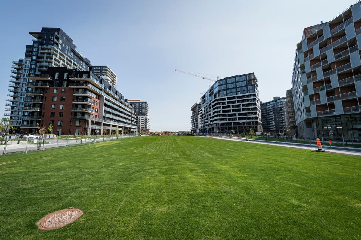 Un parc est en construction au milieu du développement. Il contiendra des jeux pour enfants ainsi que des modules d'entraînement.