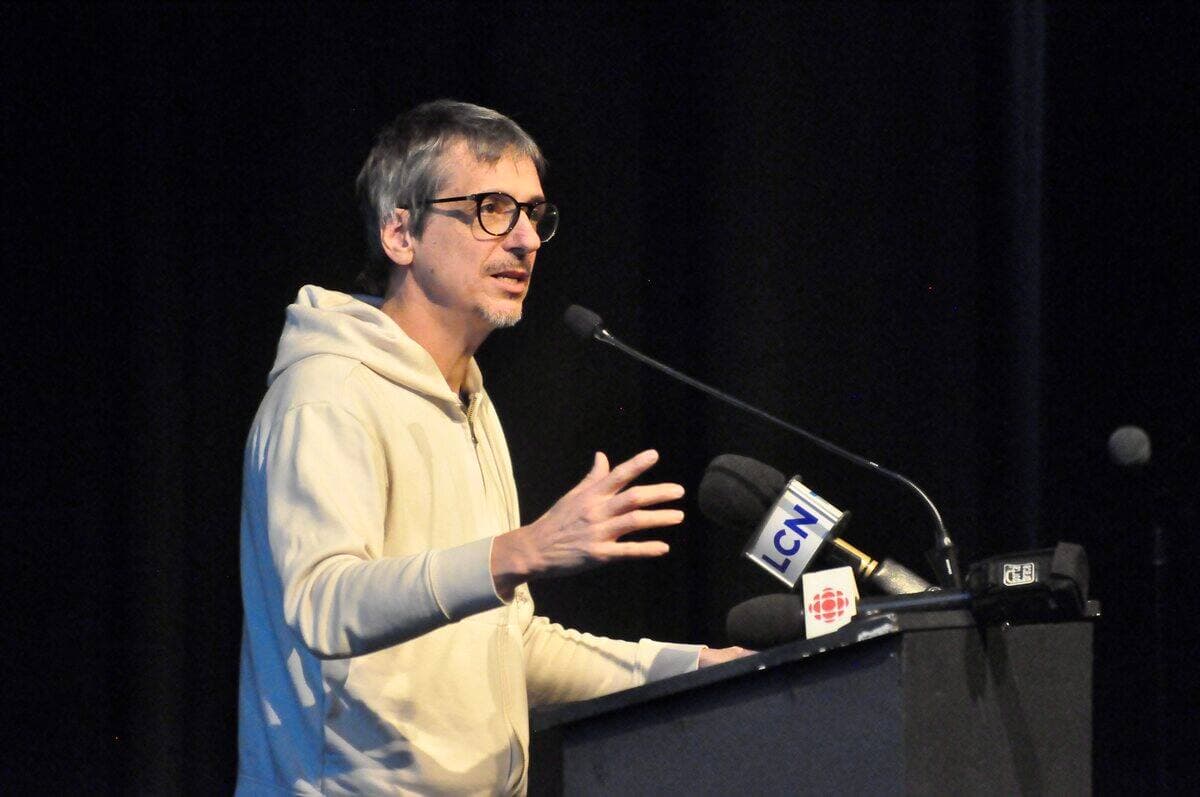 Le réalisateur Philippe Falardeau s'adresse au public lors du visionnement de deux épisodes de sa série documentaire «Lac-Mégantic: ceci n'est pas un accident», le 11 avril 2023, à la polyvalente Montignac, à Lac-Mégantic.