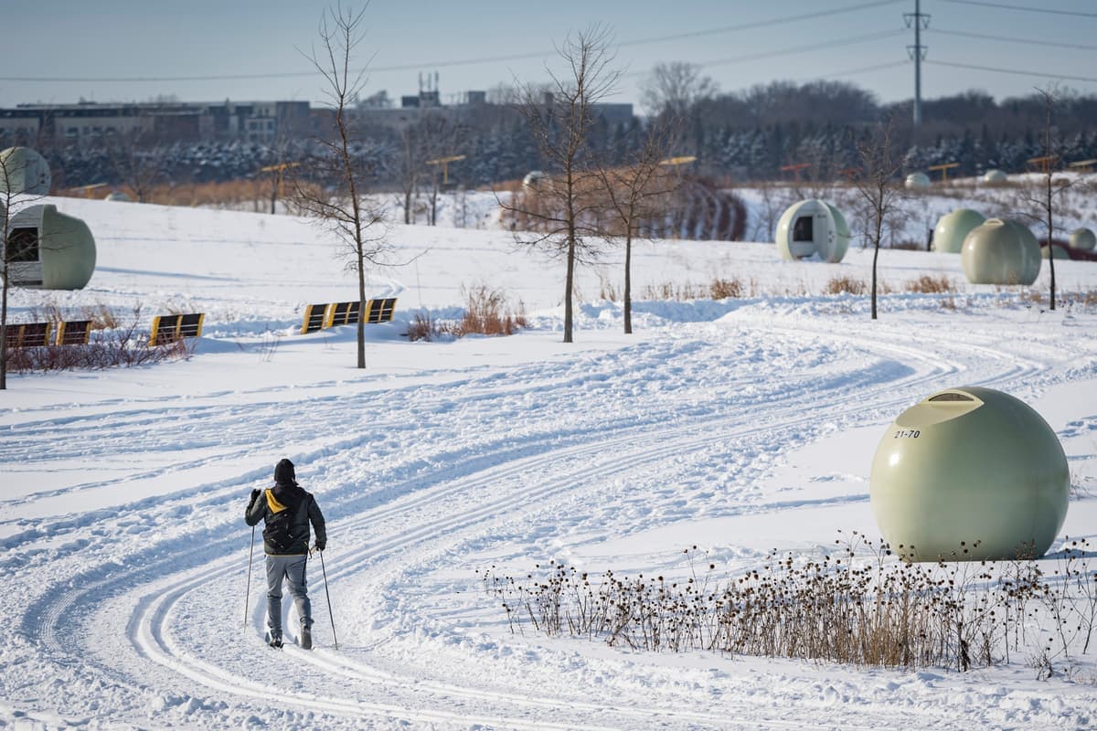 Une personne fait du ski de fond en cette belle journée d’hiver au Parc Frédéric-Back, à Montréal, le mardi 17 janvier 2023. JOEL LEMAY/AGENCE QMI
