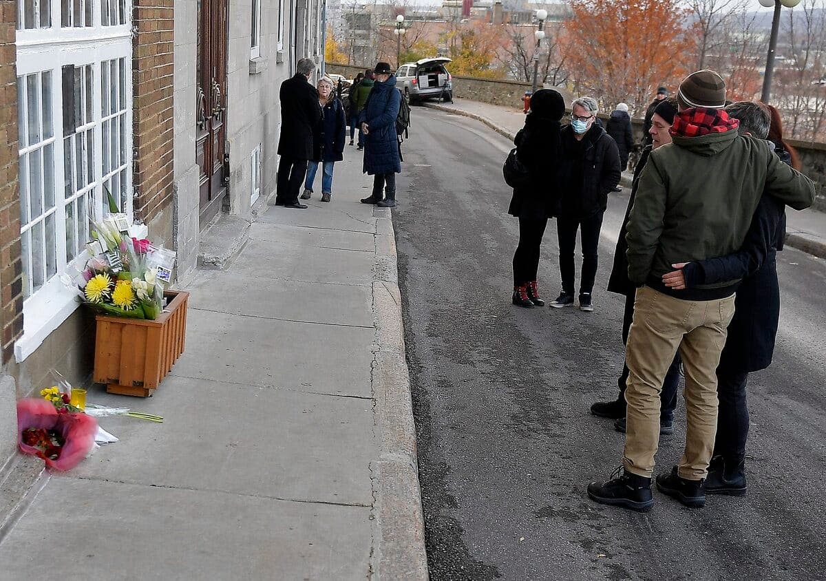 Des proches et amis de la victime Suzanne Clermont sont venus déposer des fleurs devant la porte de sa résidence sur la rue des Remparts, dans le Vieux-Québec.
