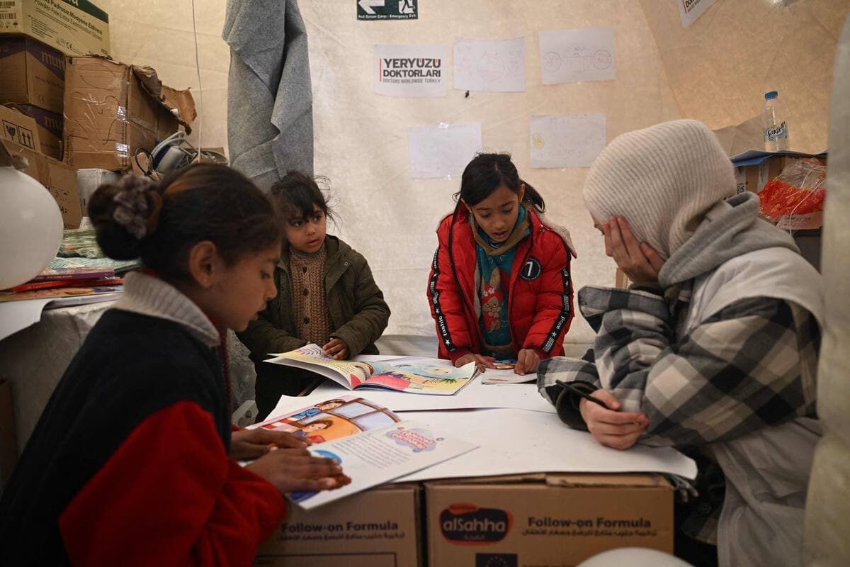 Des enfants avec la psychologue Sueda Deveci.