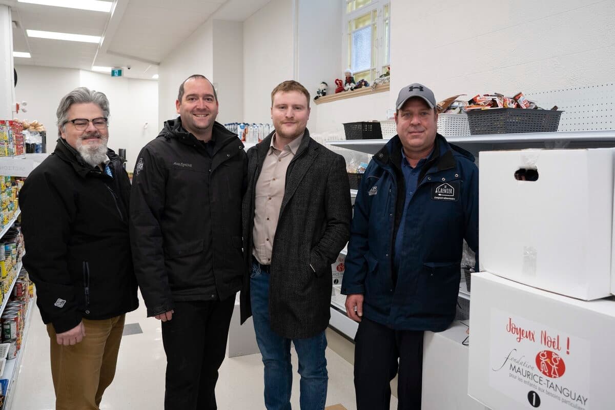 (De gauche à droite) - Stéphane Clavet, directeur général du Comptoir le Grenier, Mathieu Parent, Fondation Maurice-Tanguay, Olivier Tanguay, directeur général de la Fondation Maurice-Tanguay et Patrick Mercier responsable de l'épicerie du comptoir Le Grenier sont fiers de la remise de 1000 paniers aux familles démunies.