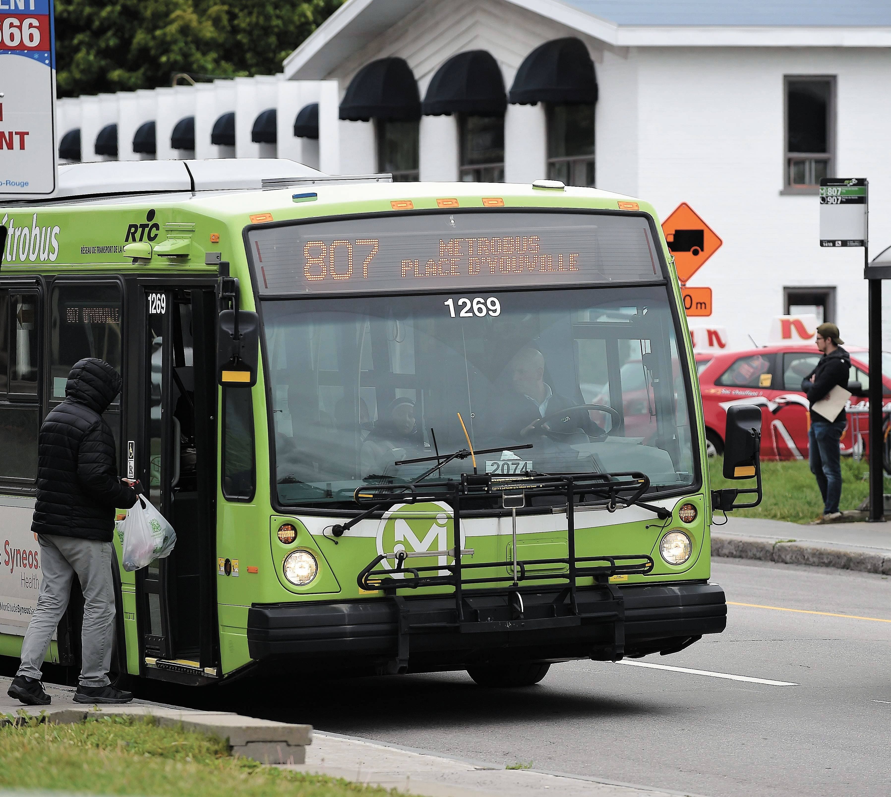 Le plan stratégique du Réseau de transport de la capitale prévoit qu’à partir de 2025, on n’achètera plus que des autobus 100 % électriques. On prévoit que le métrobus 807 sera le premier parcours complètement électrifié dès 2040.