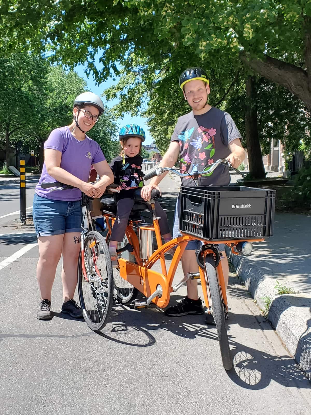 Un nouveau tronçon du Réseau Express Vélo (REV) sur la rue Saint-Jacques, dans l’arrondissement Le Sud-Ouest, à Montréal, a été inaugué le dimanche 20 juin 2021. Sur la photo: Les parents de Margo, Émily Hopkins et Tim Sample. PHOTO ALEX PROTEAU/24 HEURES/AGENCE QMI