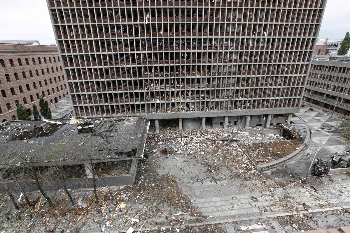 Une photo distribuée par la police norvégienne montre un bâtiment gouvernemental détruit après qu'une voiture piégée par Anders Breivik a explosé le 23 juillet 2011 à Oslo, en Norvège.
