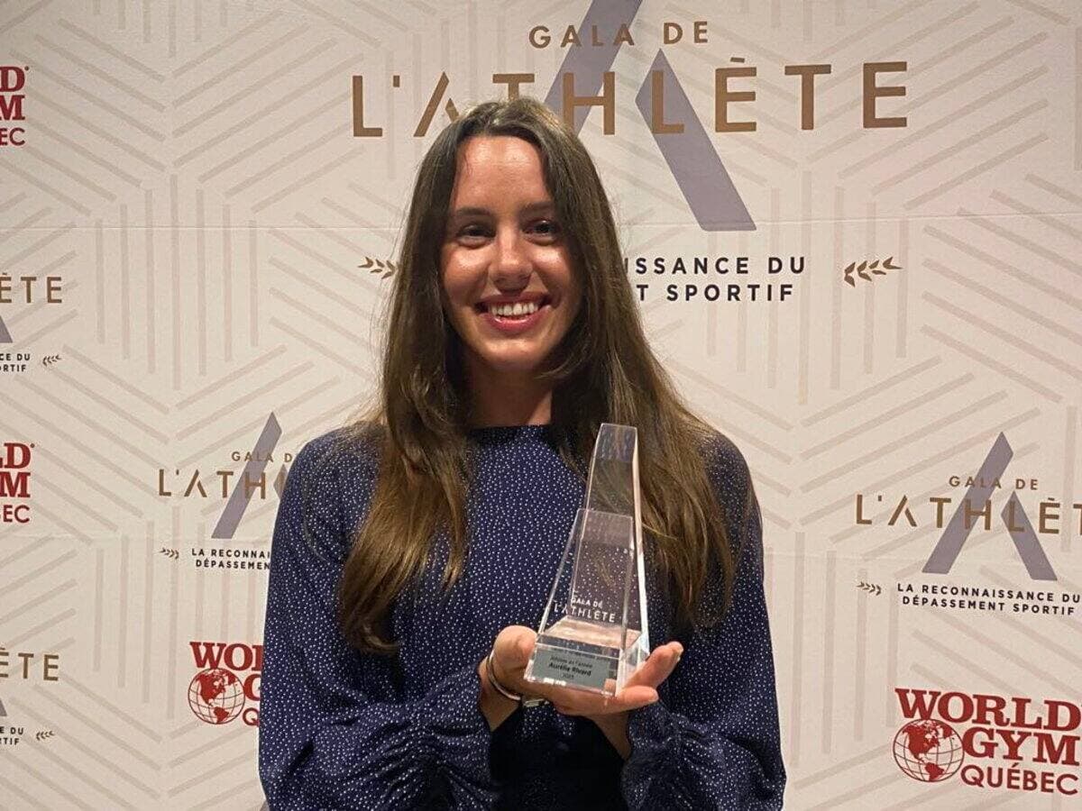 Aurélie Rivard, paranageuse et triple médaillée olympique aux Jeux olympiques de Paris, a été nommée athlète de l'année au Gala de l'athlète. Elle a partagé l'honneur avec le planchiste Éliot Grondin, absent lors de la soirée.