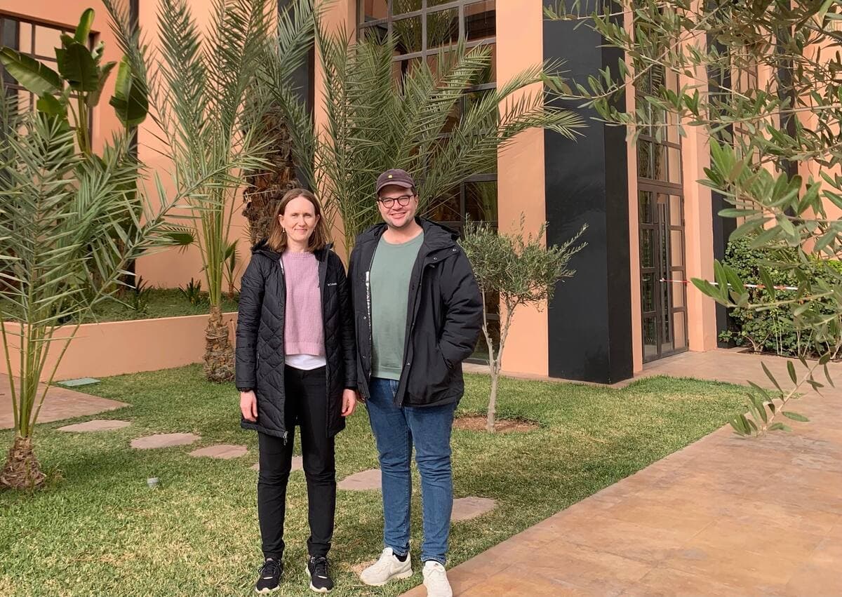 Mélanie Bernard, directrice intérimaire du CPE Chez Ma tante et d'Alexandre Bessette, conseiller en marketing territorial à la Municipalité des Îles, prise vendredi matin à Marrakech, au Maroc.