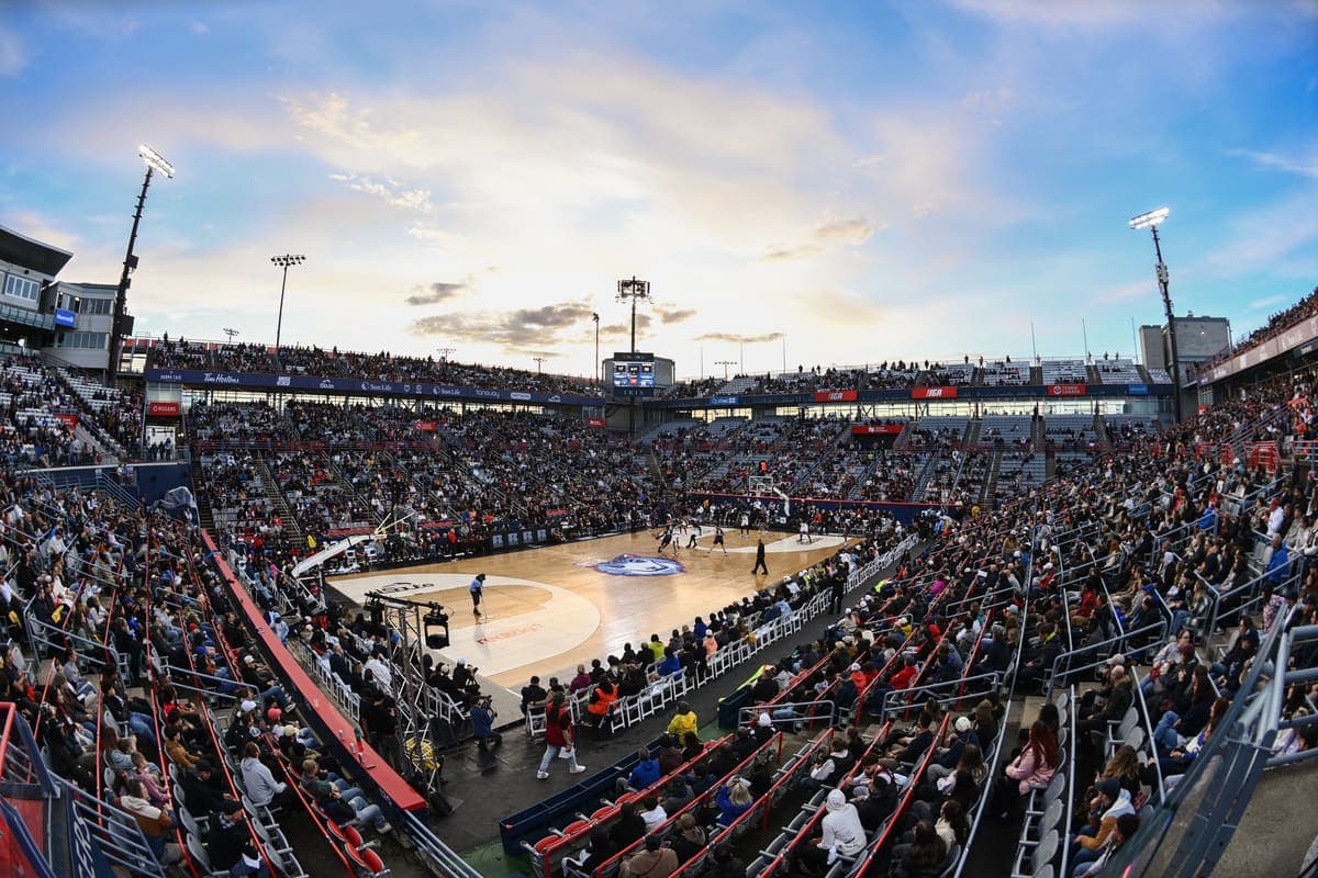 Plus de 9300 spectateurs ont assisté au match en plein air de l'Alliance de Montréal, dimanche.