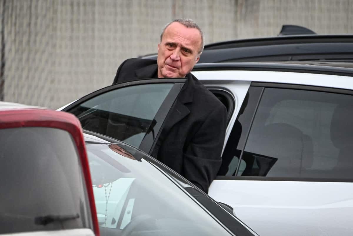 Cérémonie funéraire à la mémoire du caïd Gregory Woolley, au salon funéraire Loreto, dans le quartier Saint-Léonard, à Montréal, le vendredi 1er décembre 2023. Sur la photo, on aperçoit l’avocat déchu de la mafia montréalaise, Loris Cavaliere.
MAXIME DELAND/AGENCE QMI