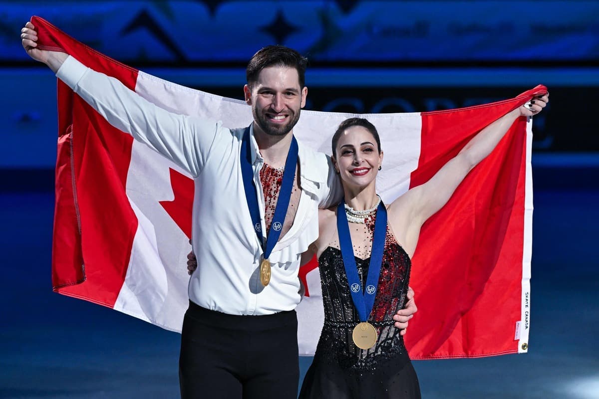 Maxime Deschamps et Deanna Stellato-Dudek posent fièrement avec chacun leur médaille d’or et le drapeau canadien, aux Championnats du monde de patinage artistique, en mars 2024, à Montréal.
