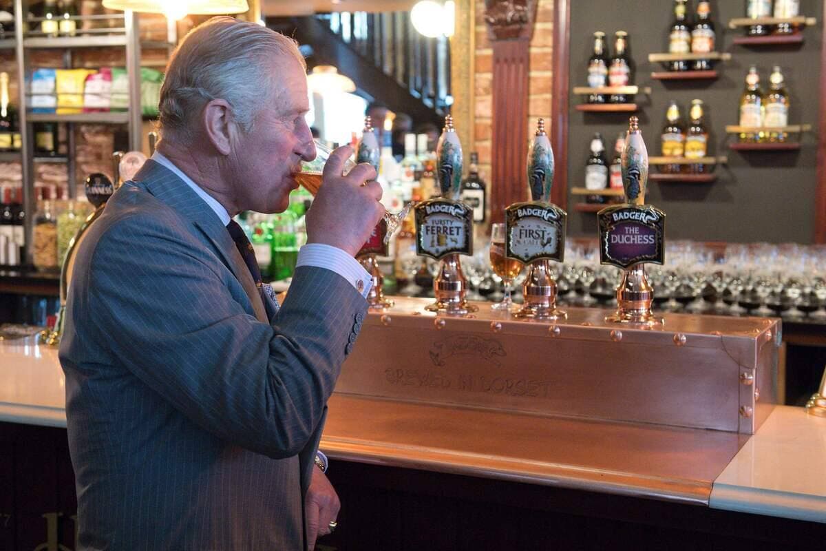 Le roi Charles III avait visité Poundbury en 2016, alors qu'il était toujours prince. Il en avait profité pour savourer une bière au pub Duchess of Cornwall.