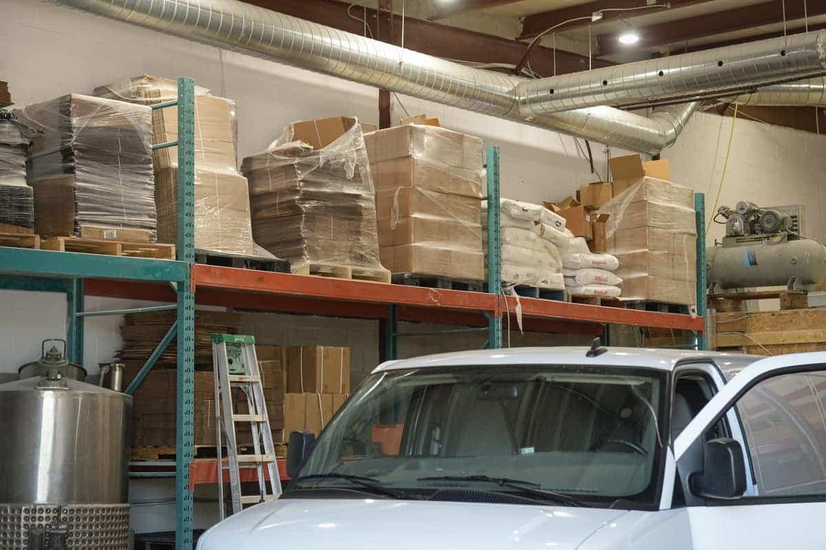 Les policiers avaient investi plusieurs établissements utilisés par l’organisation pilotée par Olivier Caron, en mai 2022. Ce fut le cas d’un entrepôt industriel à Chambly.