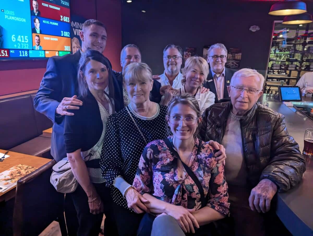 La députée sortante Dominique Vien entourée des membres de sa famille – dont son père – et de son équipe.