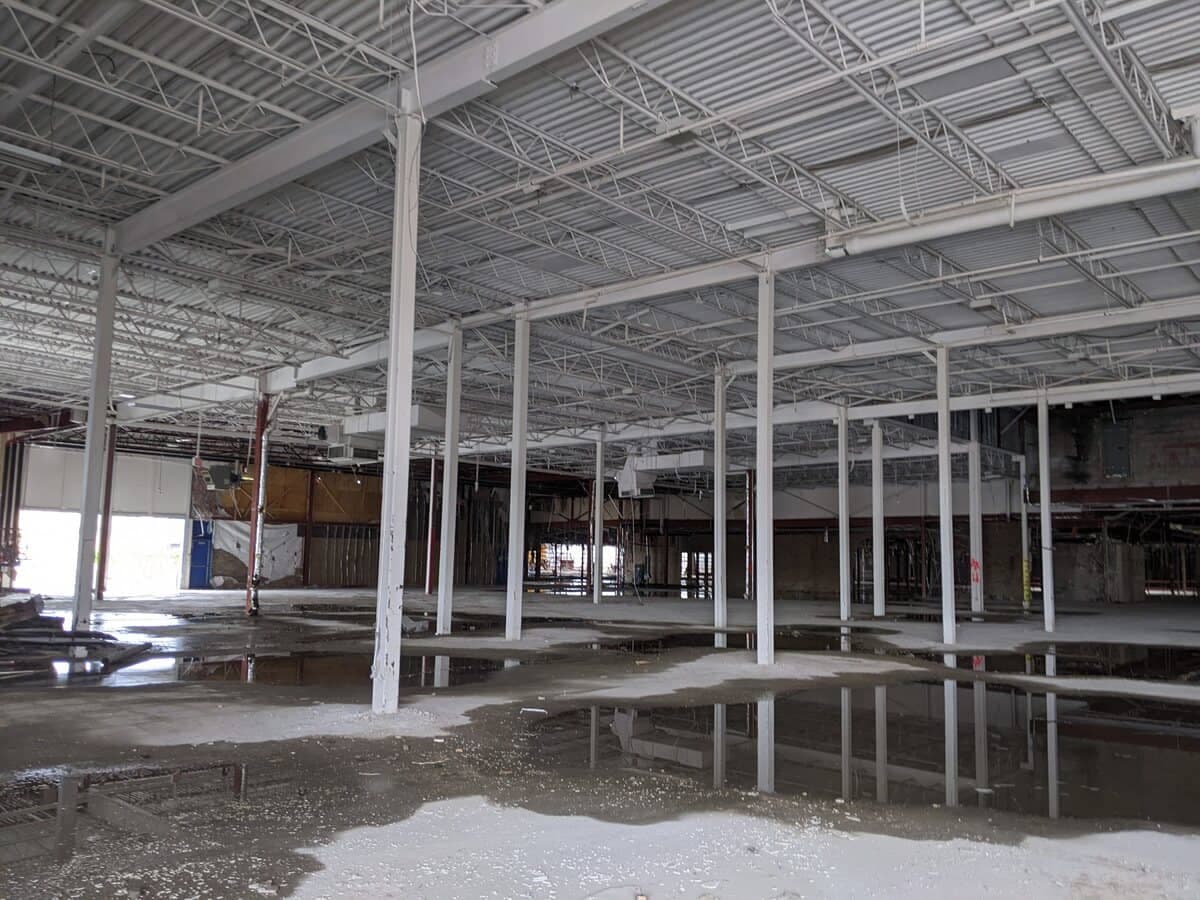 Sur la photo : l'intértieur du local qui était autrefois occupé par le magasin L'Équipeur. Une page s’est tournée lundi matin au centre commercial Fleur de Lys à Vanier, alors que la déconstruction d’une partie de l’édifice a commencé. D'ici trois à quatre mois, environ 200 000 pieds carrés du centre commercial seront déconstruits pour faire place à des projets de développement résidentiel et commercial. Une page s’est tournée lundi matin au centre commercial Fleur de Lys à Vanier, alors que la déconstruction d’une partie de l’édifice dans le secteur est du complexe a commencé. D'ici trois à quatre mois, environ 200 000 pieds carrés du centre commercial seront déconstruits pour faire place à des projets de développement résidentiel et commercial.