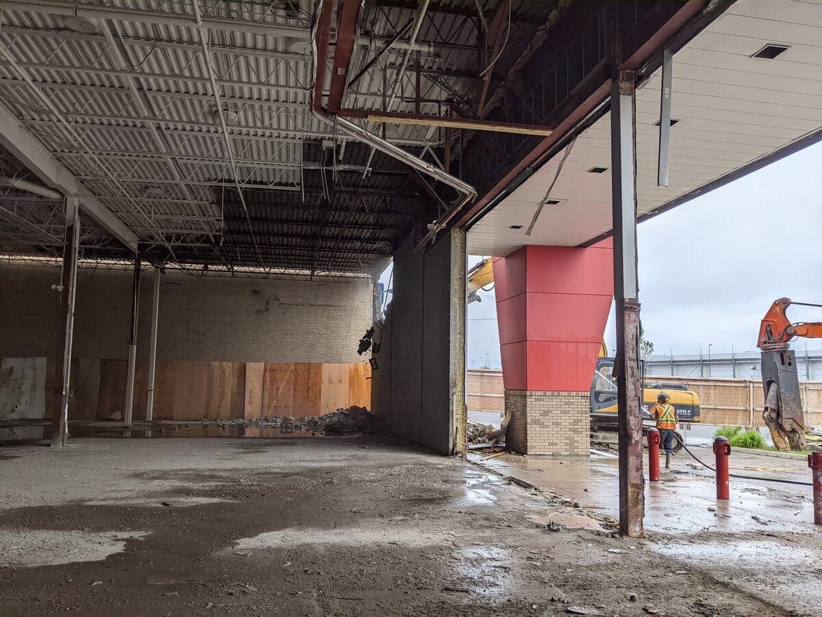 Sur la photo : l'intértieur du local qui était autrefois occupé par le magasin L'Équipeur. Une page s’est tournée lundi matin au centre commercial Fleur de Lys à Vanier, alors que la déconstruction d’une partie de l’édifice a commencé. D'ici trois à quatre mois, environ 200 000 pieds carrés du centre commercial seront déconstruits pour faire place à des projets de développement résidentiel et commercial. Une page s’est tournée lundi matin au centre commercial Fleur de Lys à Vanier, alors que la déconstruction d’une partie de l’édifice dans le secteur est du complexe a commencé. D'ici trois à quatre mois, environ 200 000 pieds carrés du centre commercial seront déconstruits pour faire place à des projets de développement résidentiel et commercial.
