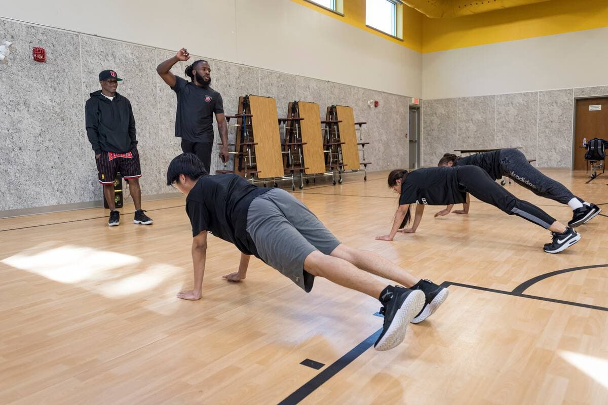 Le boxeur professionnel Yves Junior Ulysse (à gauche) est l'entraîneur-chef du programme Métiers d'urgence et est assisté de Guelo Demosthene (à droite). Ils sont originaires du quartier Saint-Michel.