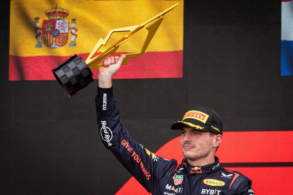 Max Verstappen a remporté les deux dernières éditions du Grand Prix du Canada, soulevant ici le trophée conçu l'an dernier par l'entreprise de Saint-Lambert Protocole – Trophées d'exception.