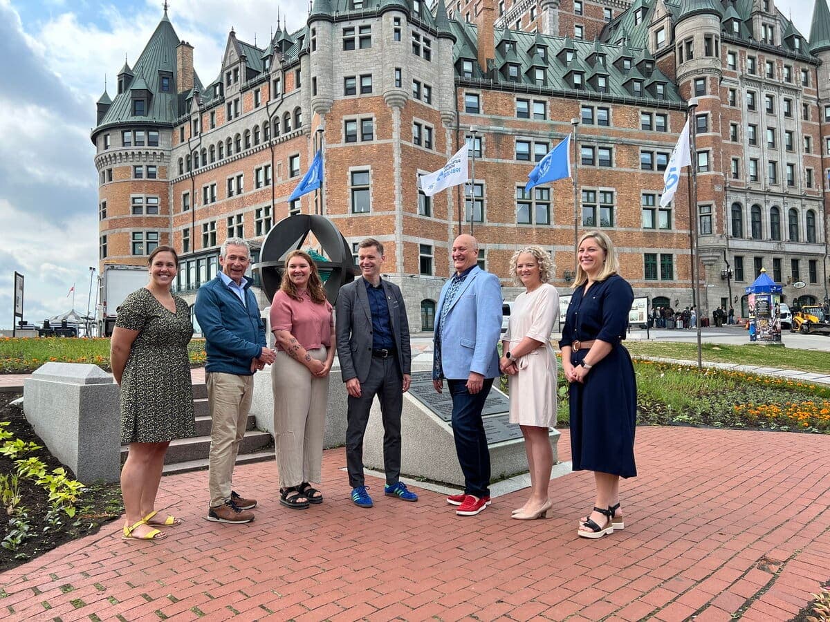 Lors de la célébration des 40 ans de la désignation du Vieux-Québec au patrimoine de l’UNESCO, le maire de Québec, Bruno Marchand, était entouré de Michèle Leblond, de Parcs Canada, de Jocelyn Gilbert, du conseil de quartier du Vieux-Québec, d’Andréanne Charest, de l’OVPM, de Michel Masse, du comité de citoyens du Vieux-Québec, de Mélissa Coulombe-Leduc, la conseillère responsable du patrimoine, et de Claudine Bertrand, du ministère de la Culture.