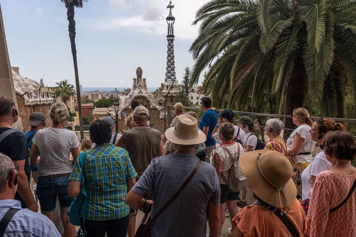 Des touristes dans un parc de Barcelone, en Espagne.