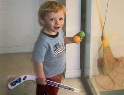 Jacob Fowler, qui vient tout juste d'avoir un an, tient SON bâton des Canadiens, tout sourire.