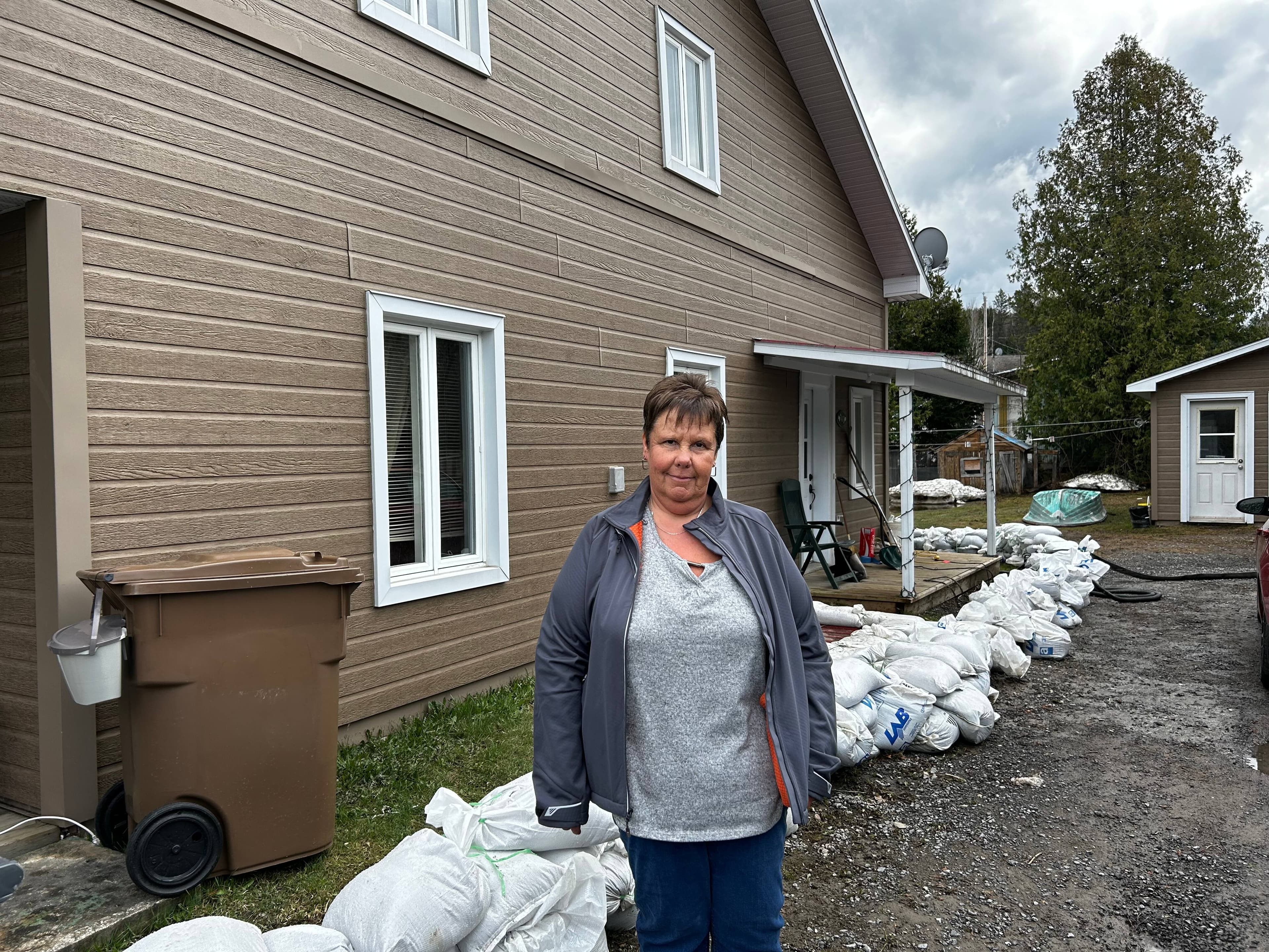 Marie-Josée Morin, de Saint-Côme, dans Lanaudière, a placé de nombreux sacs autour de sa résidence et plusieurs pompes pour la sauver des eaux.