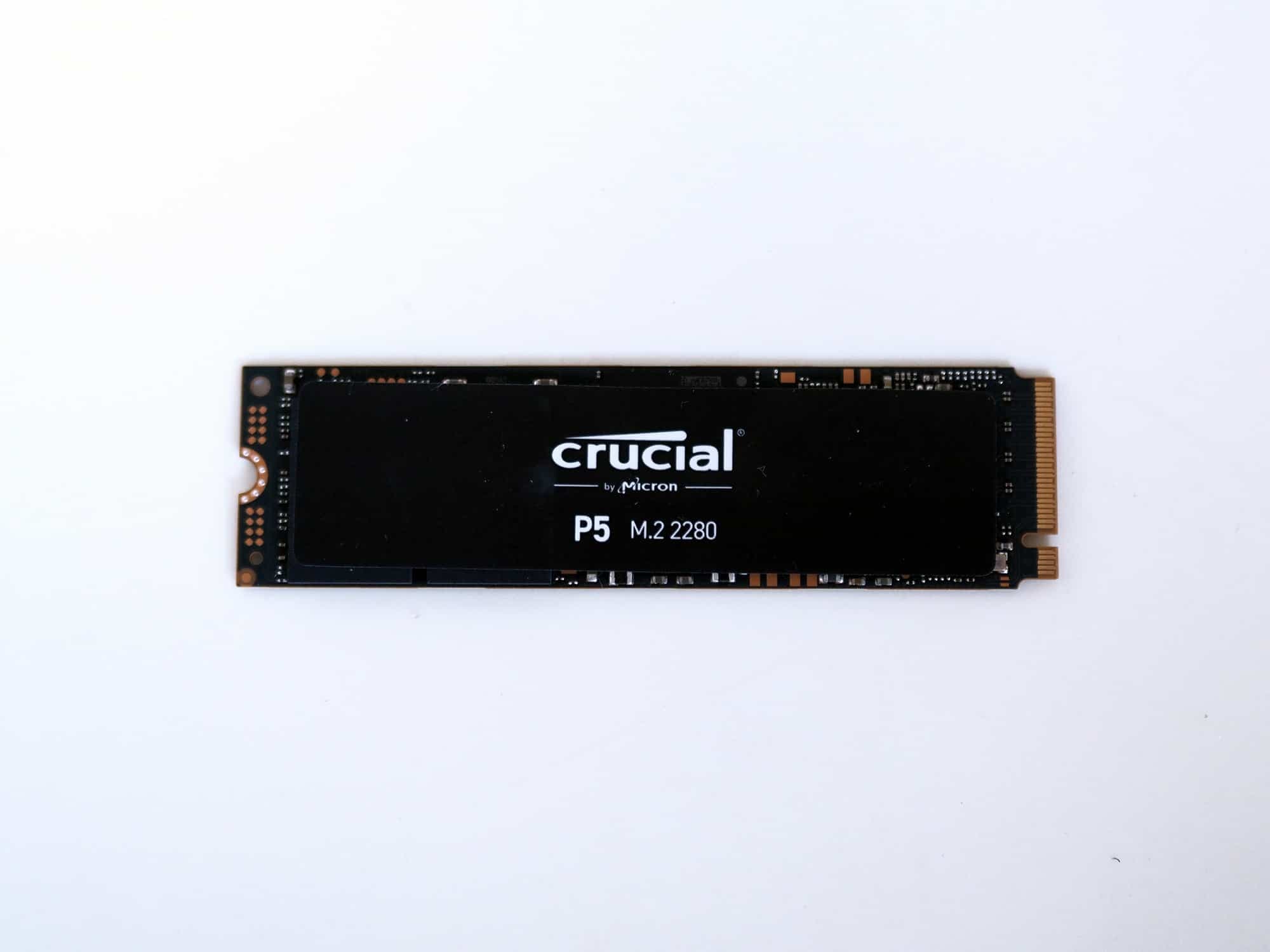 Les puces de stockage NVMe, comme la Crucial P5, sont à privilégier pour un PC de jeu moderne.