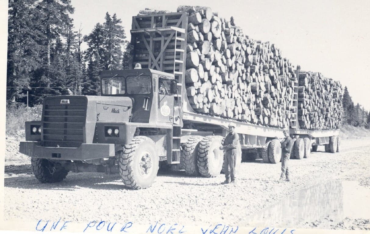 Camion de la Consolidated Bathurst par Jean-Luc Noël, le père de Mireille Noël.