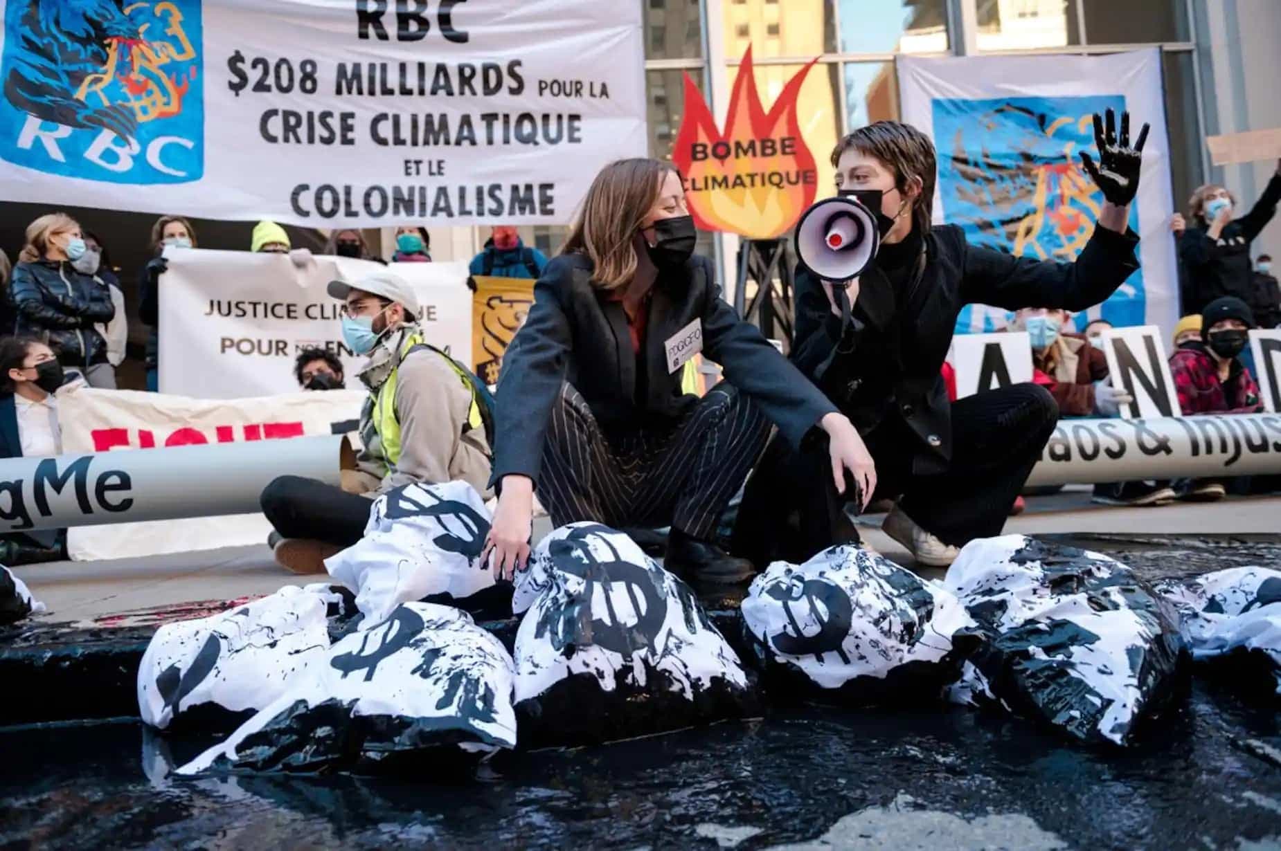 Manifestation devant les bureaux de RBC à Montréal en octobre 2021.