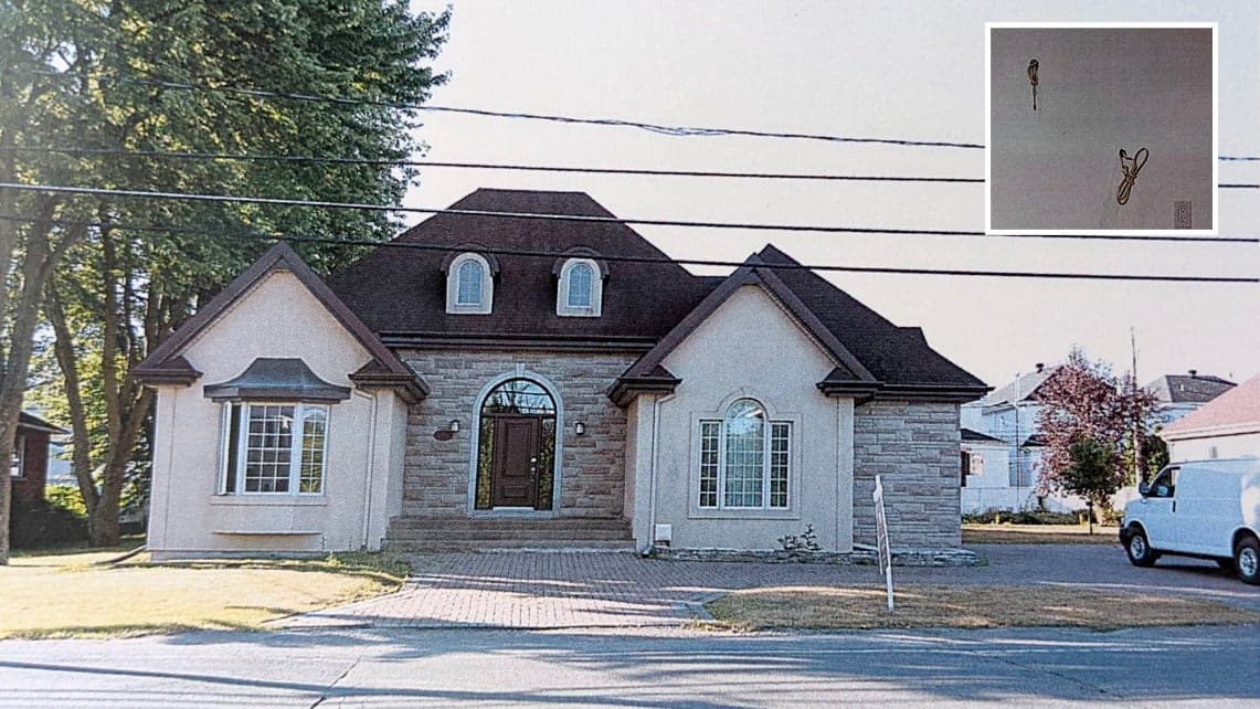 C’est dans cette maison de Laval que le président de Cora aurait été séquestré. En mortaise, des trous dans le mur d’où sortent des fils électriques ont été ciblés par les enquêteurs.