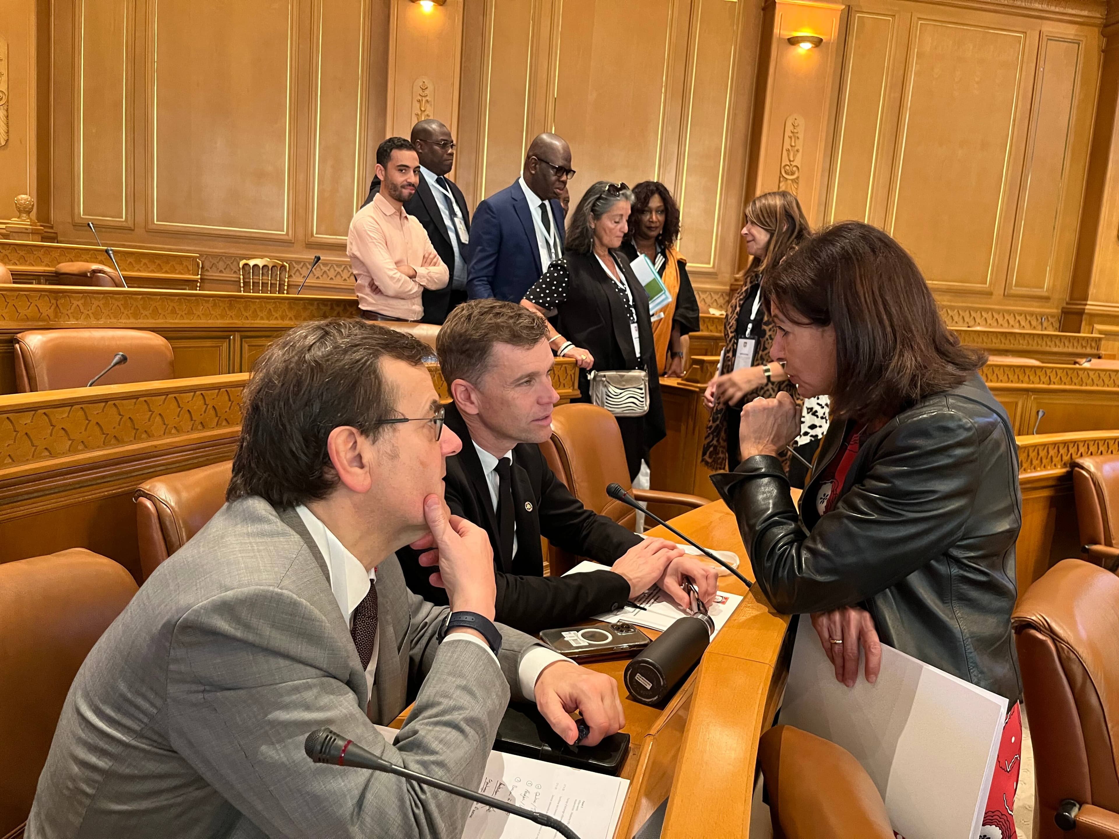 Vendredi, à l’hôtel de ville de Tunis, le maire Marchand a discuté avec la mairesse de Paris, Anne Hidalgo, et avec le bourgmestre (maire) de Liège, en Belgique, Willy Demeyer.