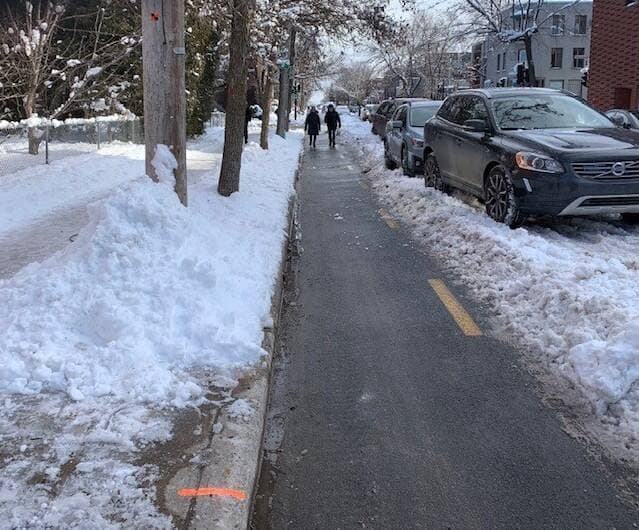 Un citoyen nous a fait parvenir une photo de l'état de la piste cyclable versus celle du trottoir sur la rue Boyer près de l'intersection avec la rue de Bellechasse, dans l'arrondissement de Rosemont--La-Petite-Patrie lundi en début d'après-midi.