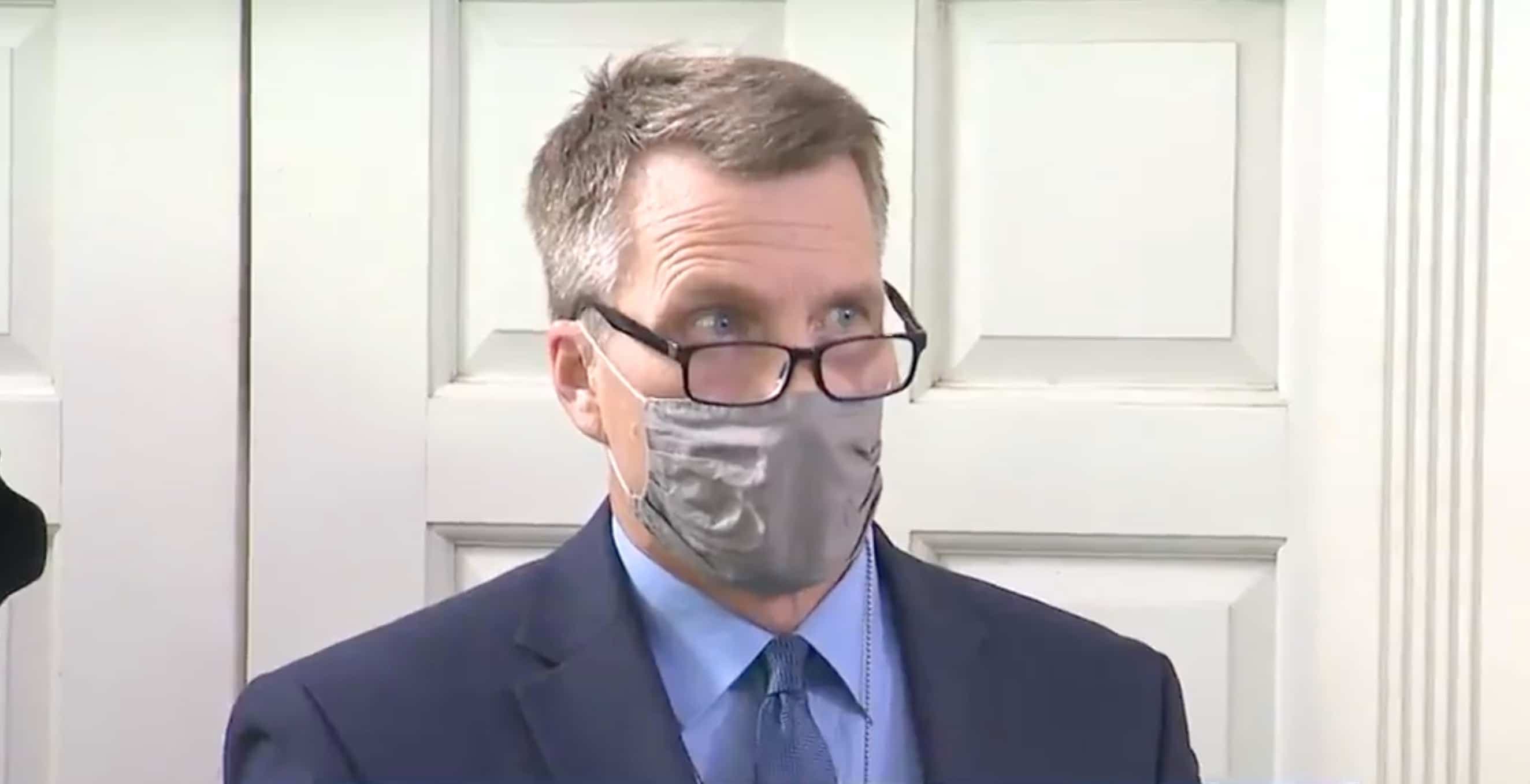 Le pauvre journaliste ne savait pas trop comment réagir.