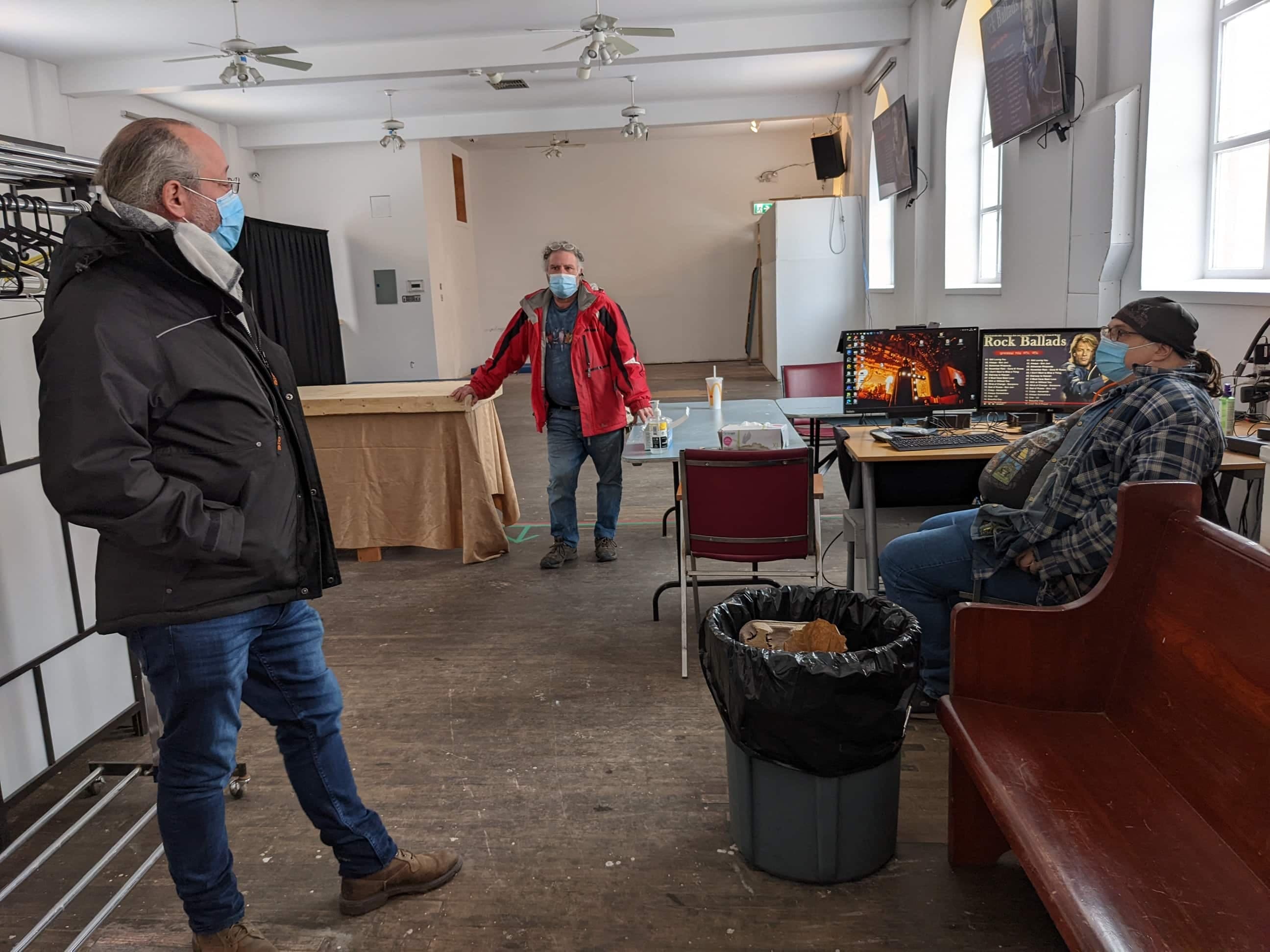 Michel Monette, à gauche, accompagné du directeur de la logistique Benoît Valiquette, au centre, et du directeur du service de nuit, Sylvain l'Héreault à droite
