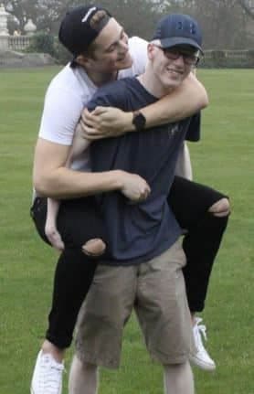 Samuel entretient une relation très solide, très spéciale avec son frère.