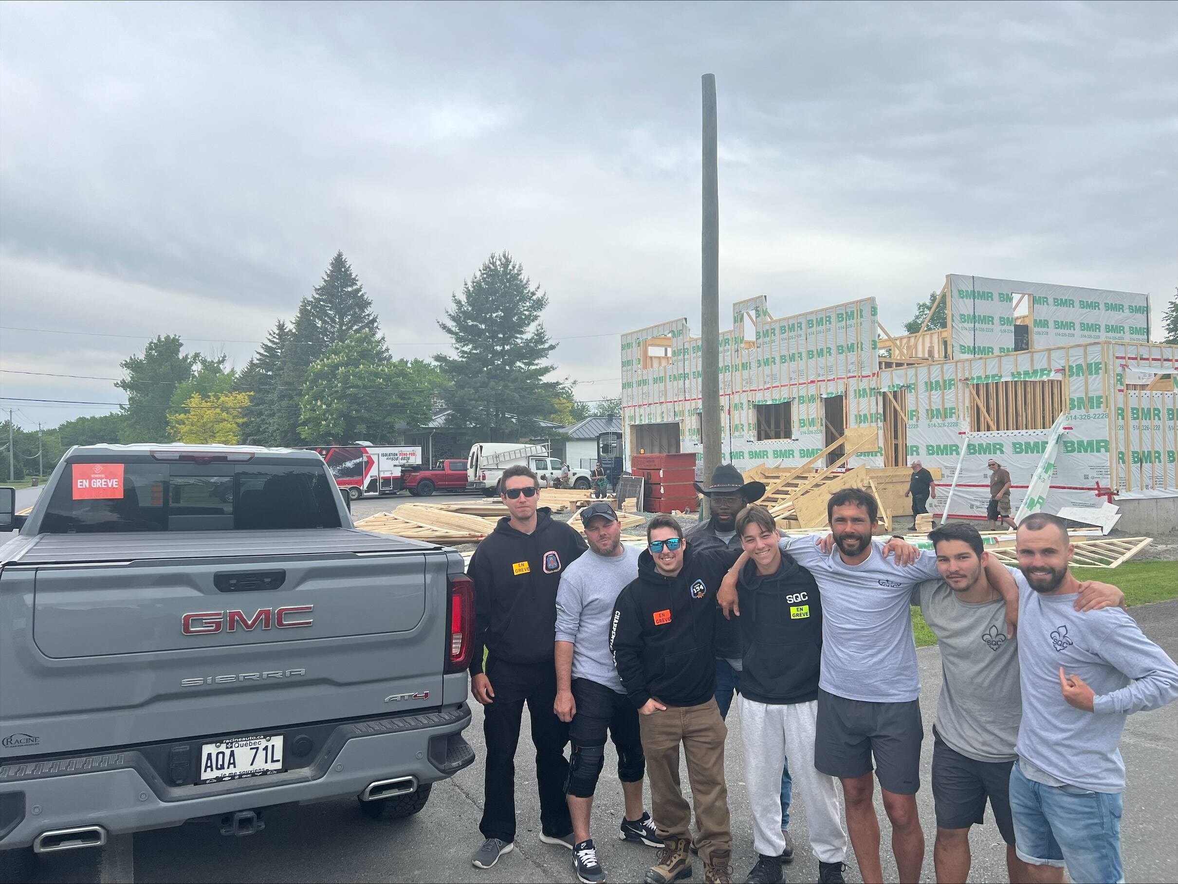 Le Journal a rencontré, jeudi matin, des travailleurs syndiqués du secteur de la construction résidentielle à Saint-Mathias-de-Richelieu. Ces derniers sillonnent les chantiers afin d’encourager, de manière respectueuse, leurs collègues à respecter le mot d’ordre de grève. Ils distribuent également des feuillets d’information expliquant les enjeux au cœur de ce mouvement de protestation. (Troisième à partir de la droite du groupe: Youri Palardy)