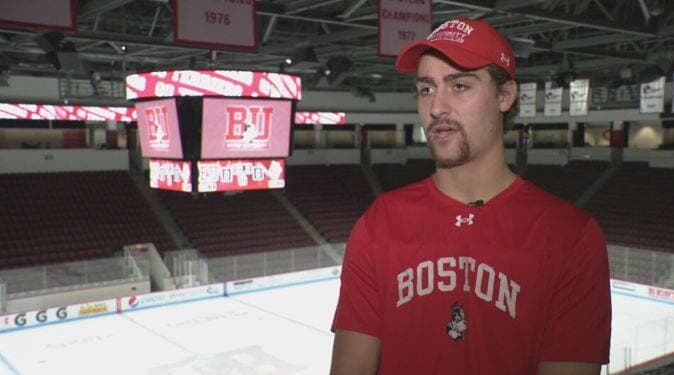 Luke Tuch, installé dans les gradins de l'Agganis Arena (Boston) lors d'un entretien avec TVA Sports.