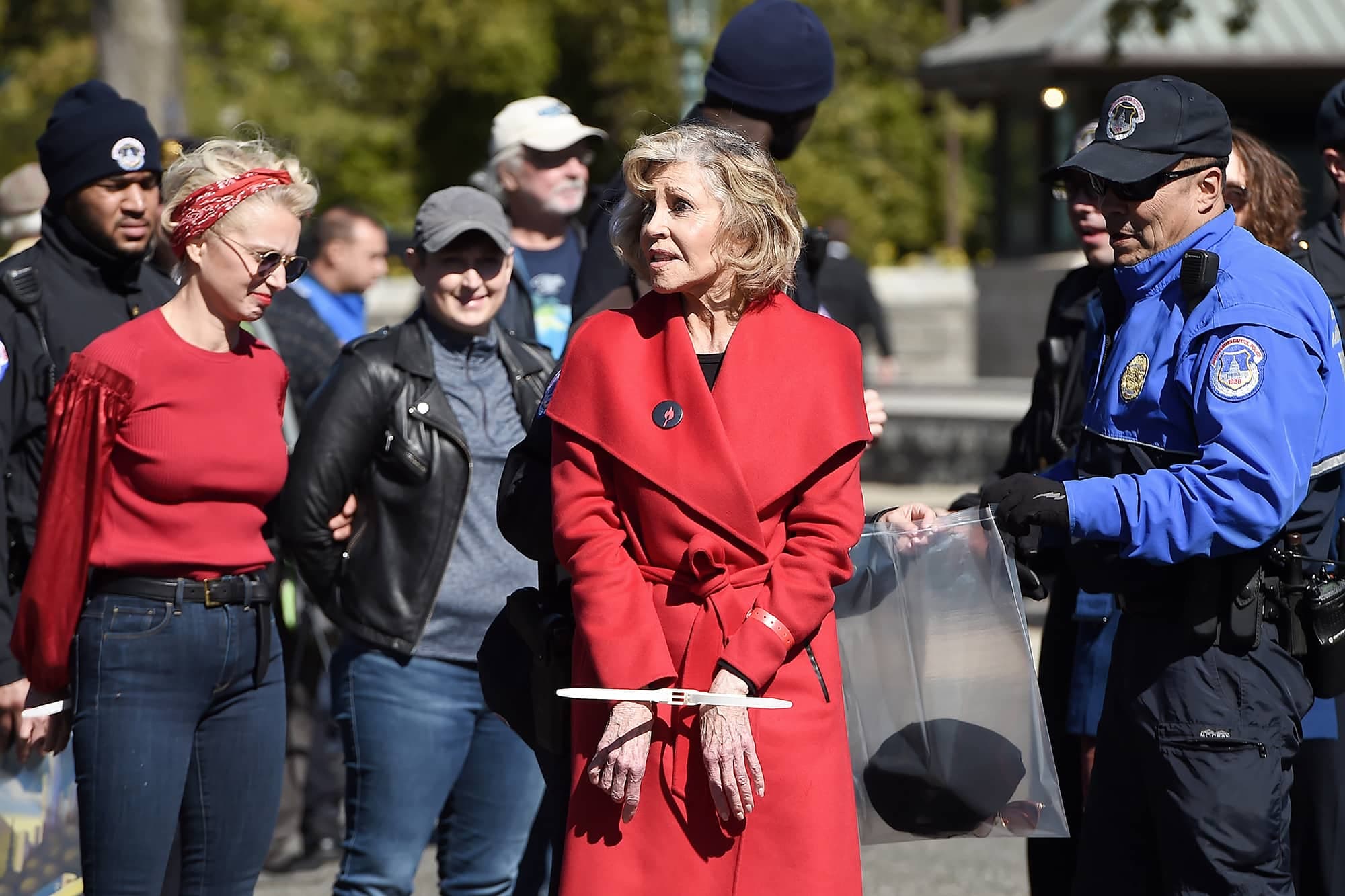 Avec son manteau rouge, l’actrice et activiste Jane Fonda a été arrêtée plusieurs fois en 2019, comme ici, à Washington, en octobre, lors de manifestations pour protester contre l’immobilisme des responsables politiques face aux dangers du changement climatique.