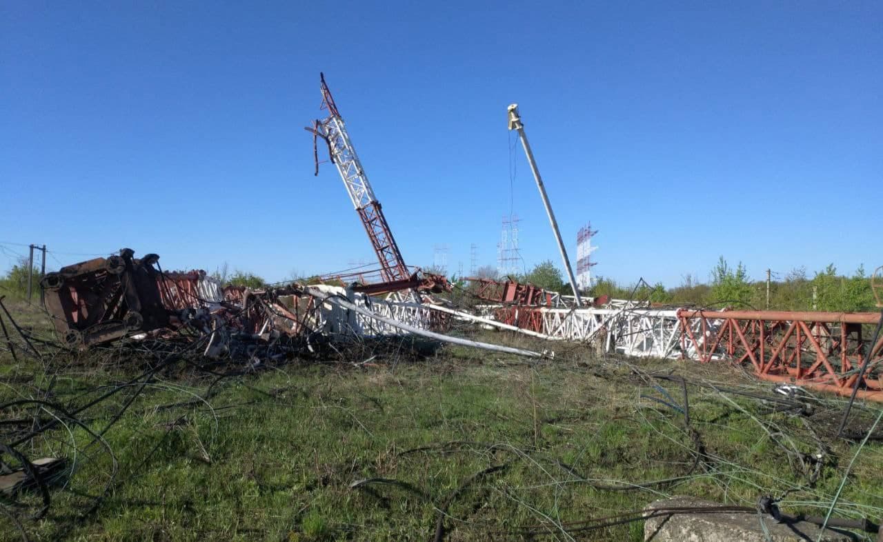 Cette photo publiée le 26 avril 2022 par le ministère de l'Intérieur de Transnistrie montre des antennes du centre radio Mayak gisant sur le sol à la suite des explosions dans la région séparatiste de Transnistrie soutenue par la Russie en Moldavie. | AFP