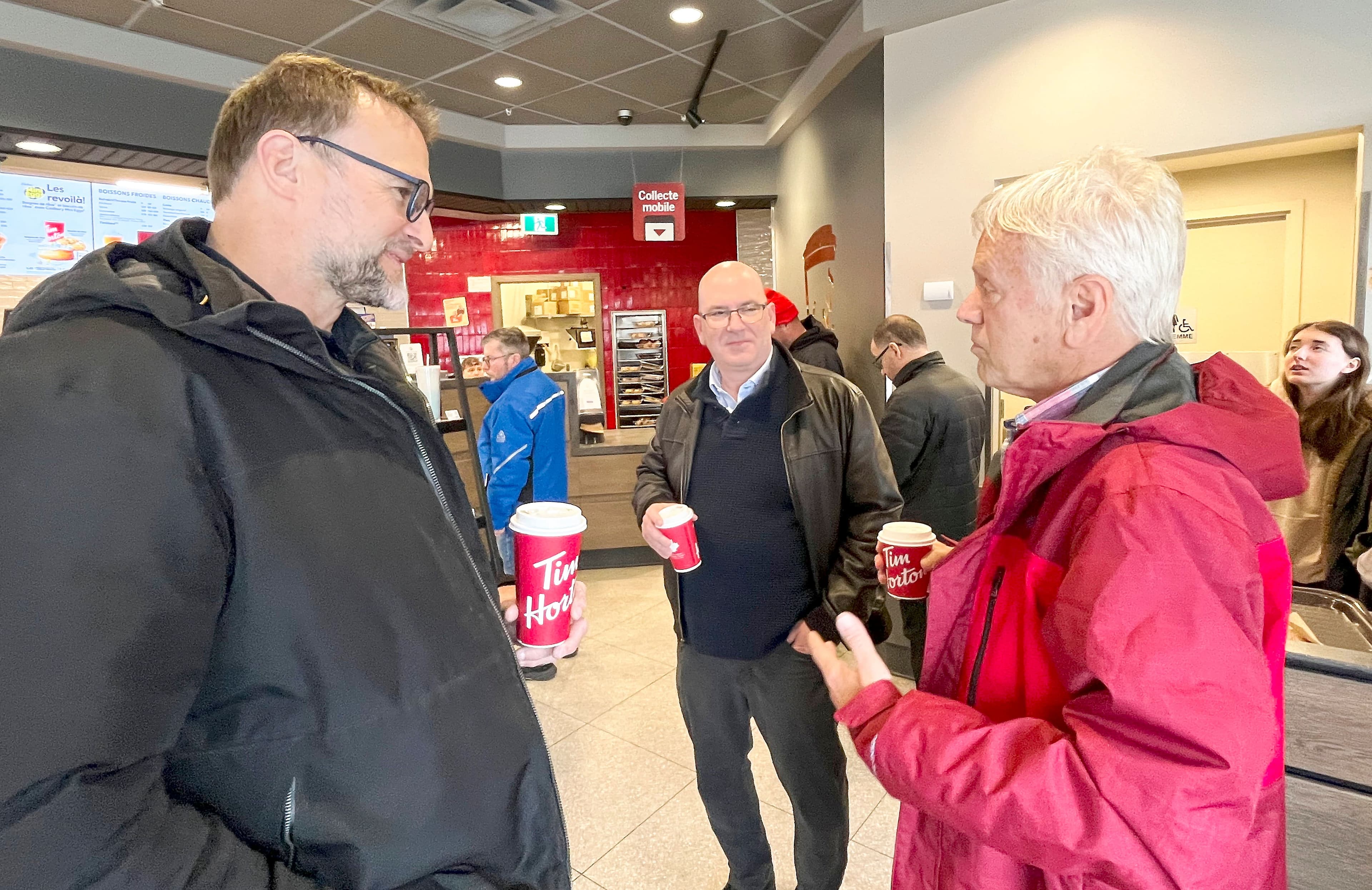 Un électeur de Cowansville explique au candidat conservateur qu’il va voter pour lui parce qu’il veut donner une leçon aux libéraux pour les années Trudeau.