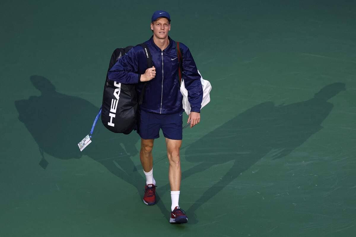 Jannik Sinner faisant son entrée sur le court avec son sac.