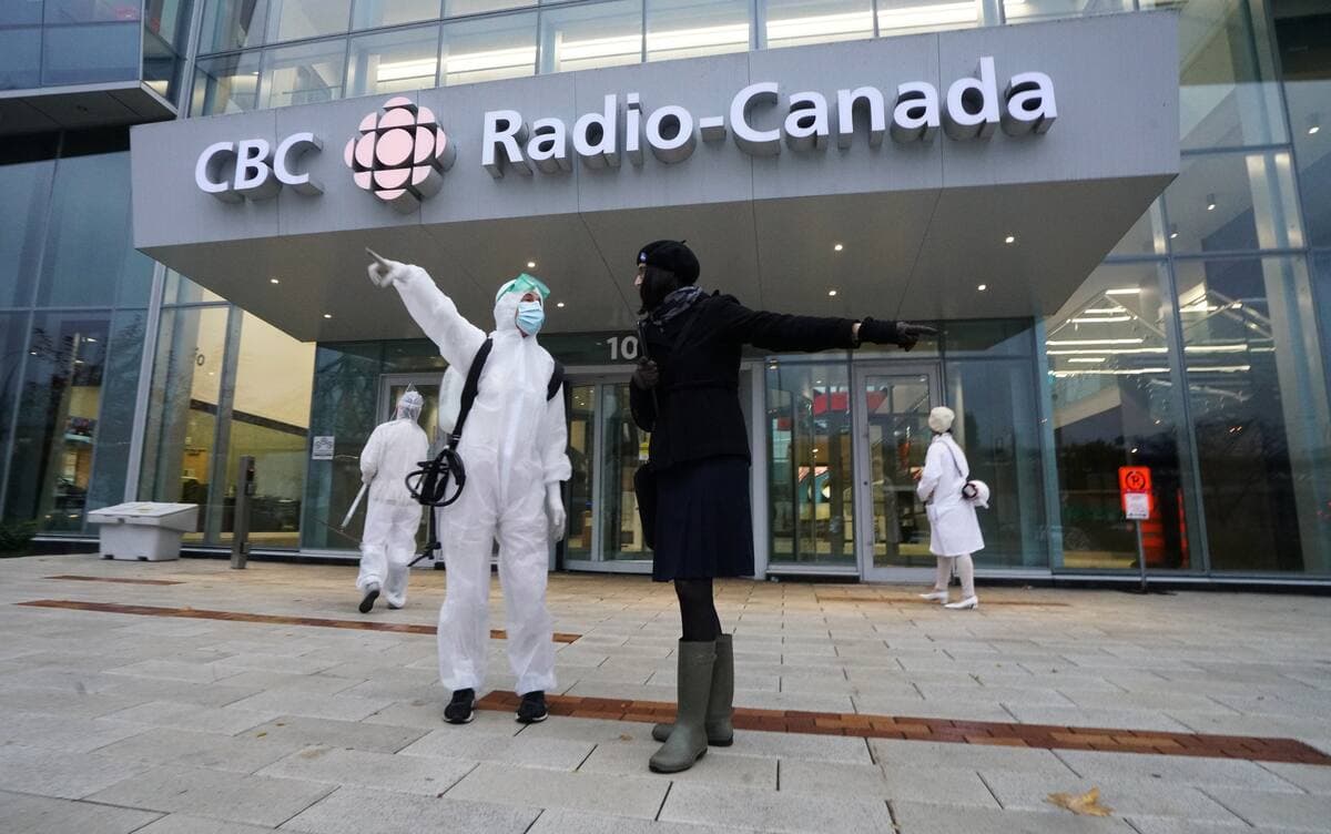 Hélène Touze et un activiste préparent le périmètre de sécurité devant la Maison de Radio-Canada.