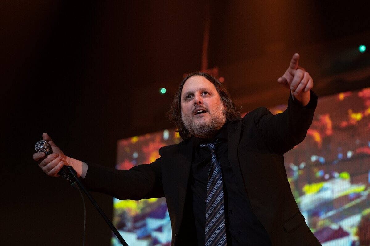 Karl Tremblay au concert des Cowboys Fringants le 19 février 2022 à l'Accor Arena, à Paris.