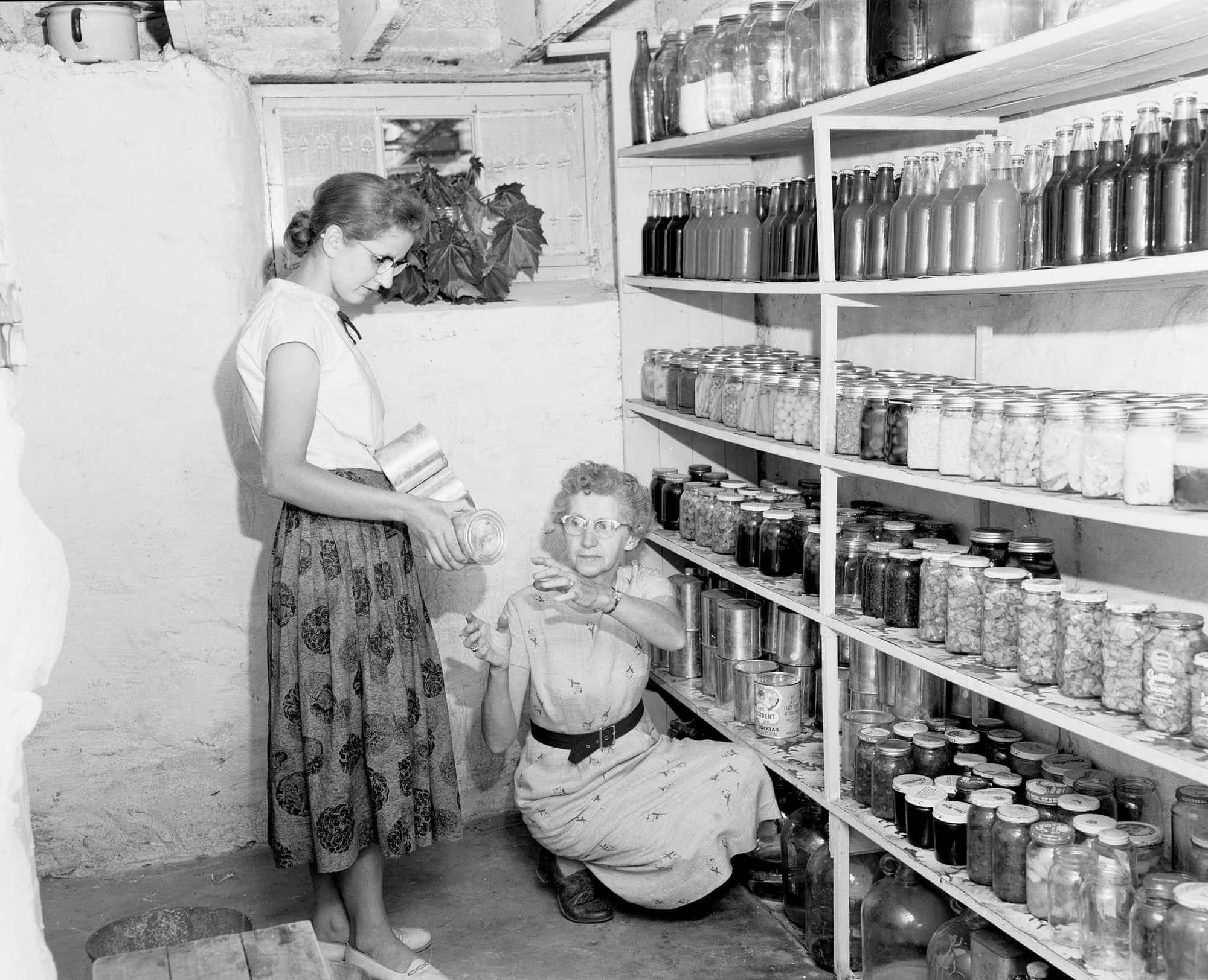 Madame Philippe Pépin et sa fille Denise rangent leurs conserves, Warwick, 1957.