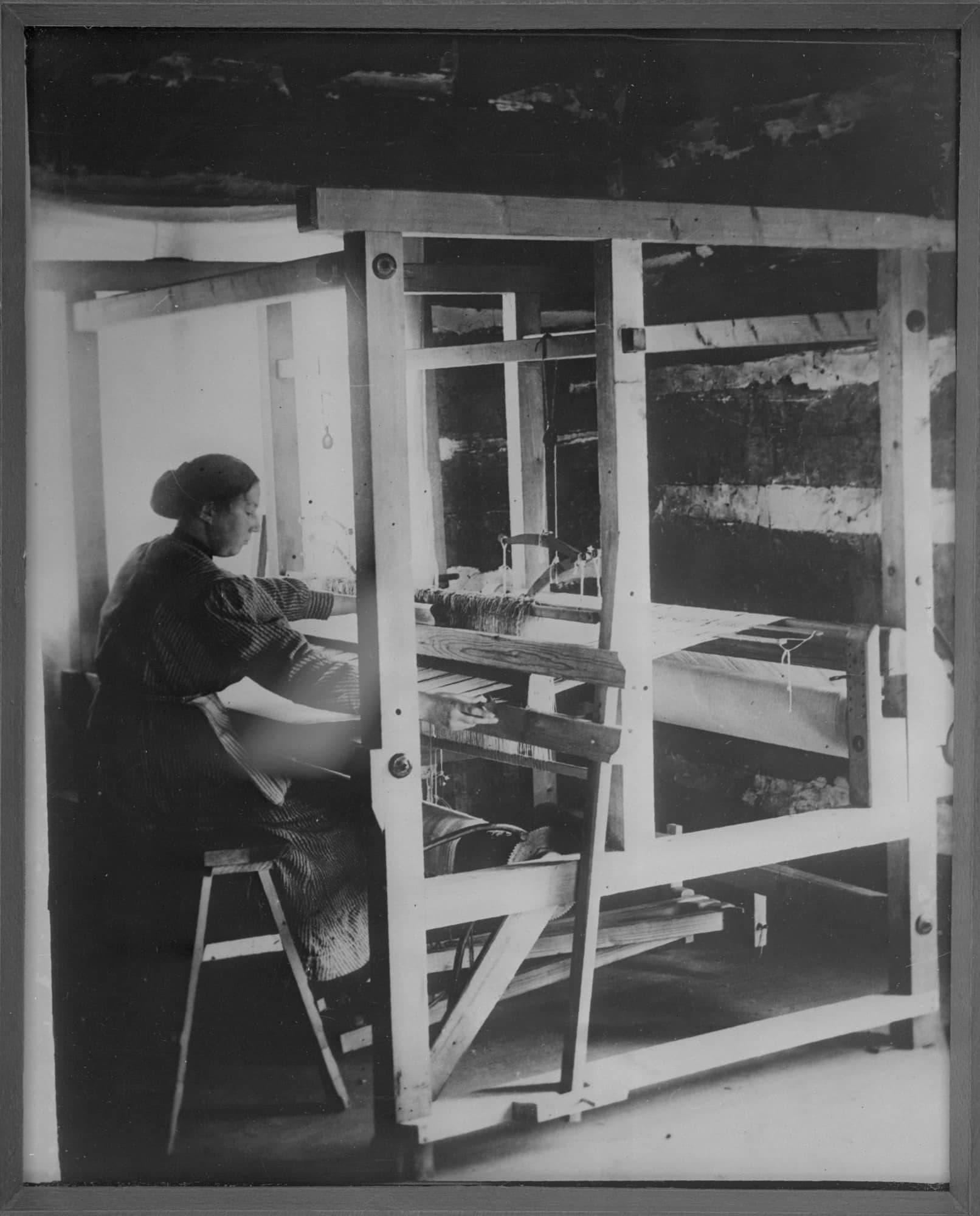 Une femme au métier à tisser, 8 octobre 1941.